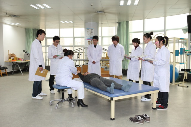 康复治疗技术系学生在实训基地进行临床实习3