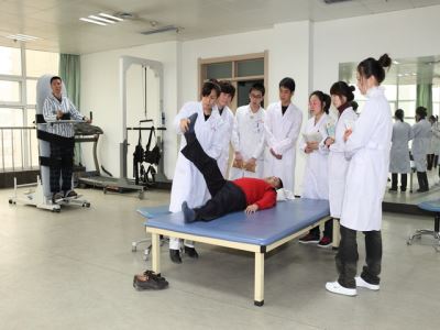 Студенты, обучающиеся технике реабилитации, проходят клиническую стажировку на тренировочной базе